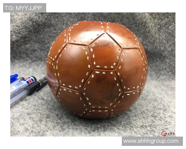 创意足球星笔筒设计展现个性化办公空间独特魅力